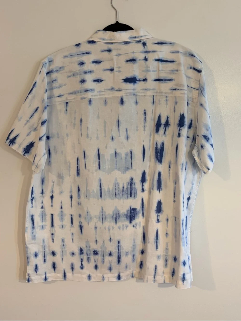 GAP Men's White and Blue Short-Sleeve Tie-Dye Button Down Shirt made with Linen - Picture 2 of 5